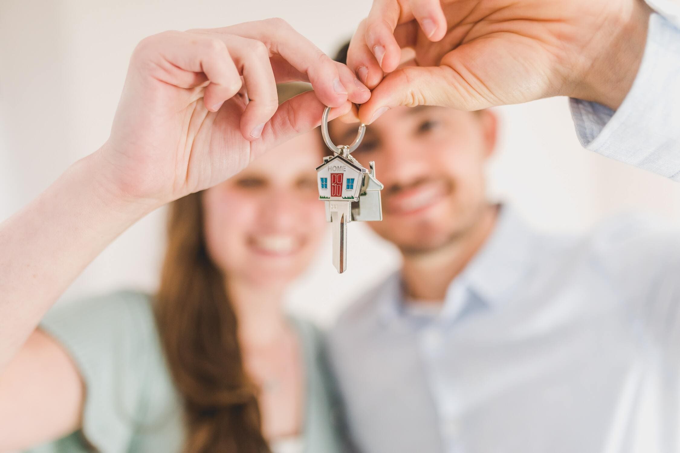 pareja adquieren las llaves de su hogar tras comprar una VPPB de obra nueva