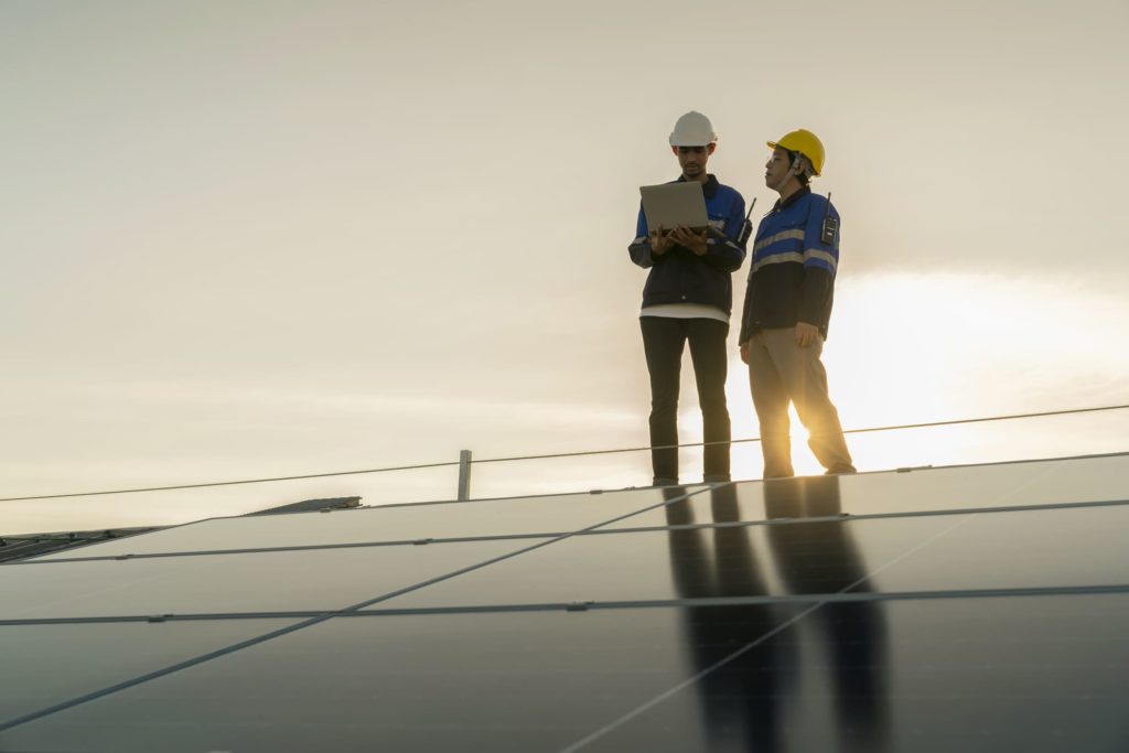 técnico hablando sobre cómo instalar panales solares en un barrio basado en la sostenibilidad