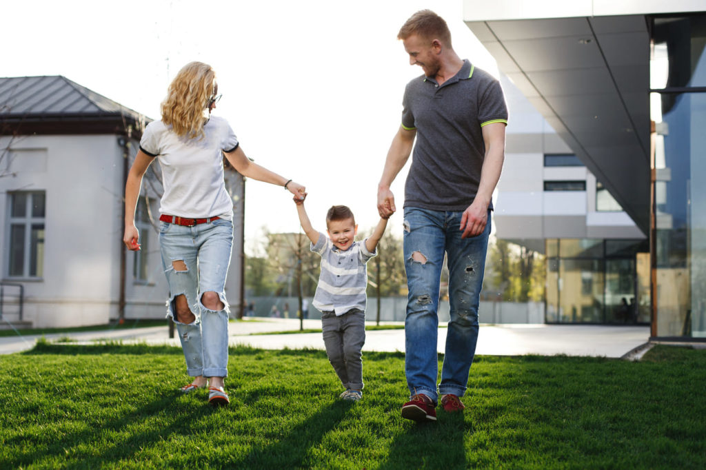 Familia feliz tras instalarse en urbanizaciones cerradas y privadas