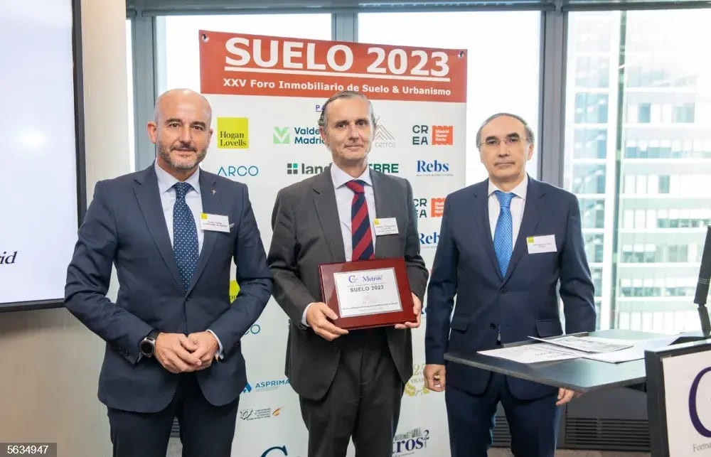 Galardón Premio Suelo 2023 recogido por fundadores del proyecto de Los Cerros