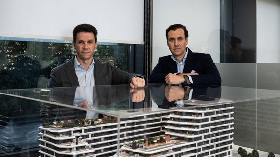 Leopoldo Moreno (d) y Juan José Perucho posan para El Confidencial