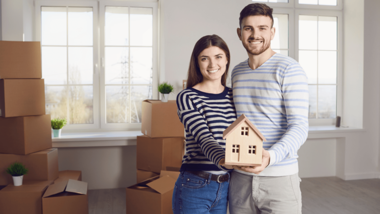 Jóvenes comprando su primera casa