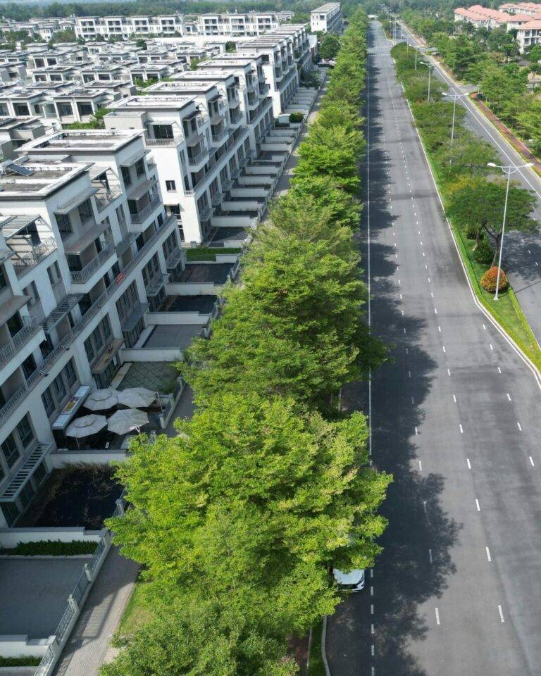 Diseño urbano orientado a la proximidad, con servicios, zonas residenciales y carriles bici integrados para facilitar una vida cómoda, accesible y sostenible en Los Cerros.