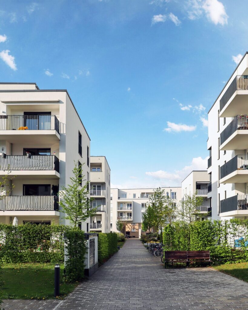 Jóvenes accediendo a una vivienda protegida en Madrid como alternativa asequible para independizarse y construir su futuro.