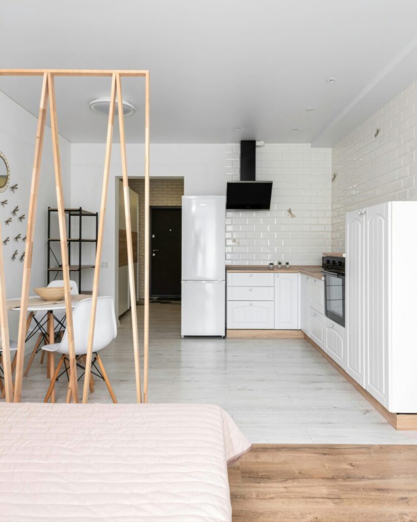 Interior de vivienda protegida moderna, con espacios luminosos, diseño actual y pensada para familias jóvenes y primera vivienda.