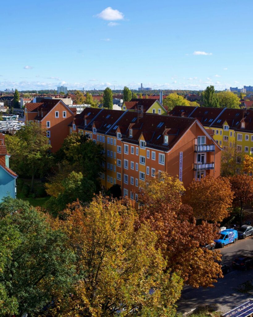 Vista de un barrio de nueva construcción en Madrid con amplias zonas verdes, movilidad sostenible y viviendas eficientes energéticamente.