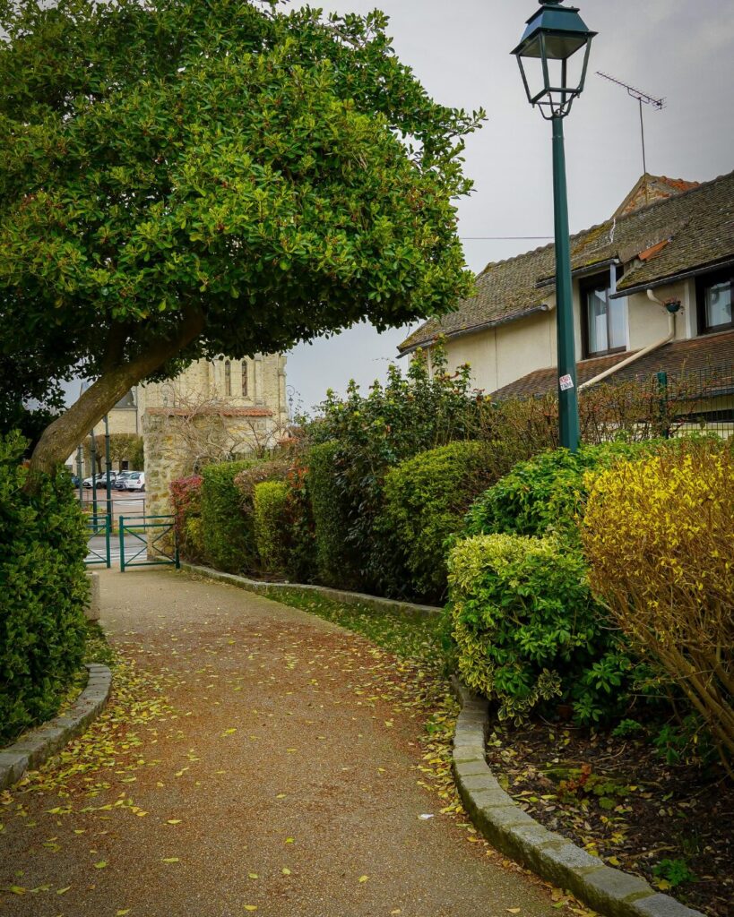 Desarrollo urbanístico en Madrid con zonas verdes, servicios modernos y viviendas protegidas en áreas de crecimiento como Los Cerros y Valdecarros.